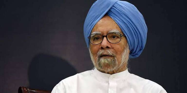 पूर्व प्रधानमंत्री Manmohan Singh ने पूरा किया अपना दायित्व, व्हीलचेयर पर पहुंचे वोट डालने