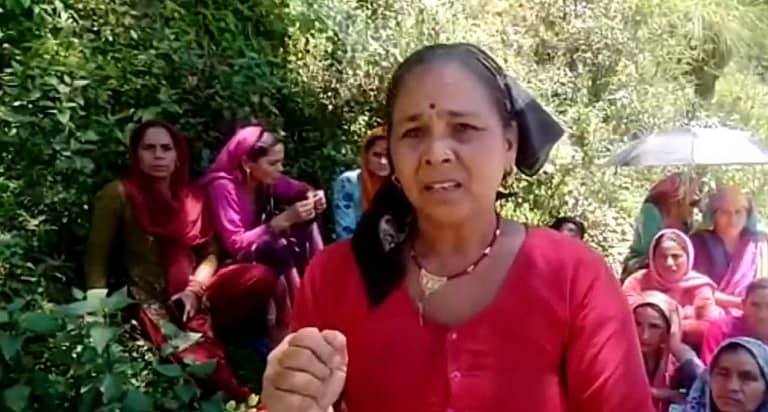 बष्टा गाँव: गुलदार के आदमखोर घोषित न होने पर गाँव की महिलाएं आक्रोश में