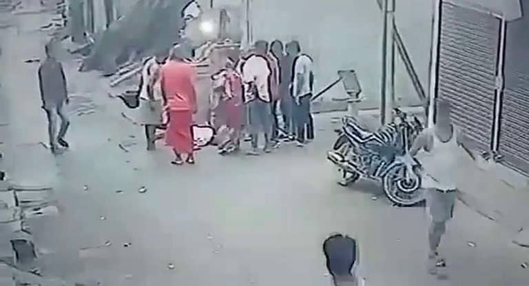 Prayagraj Viral Video: सांड़ के हमले से साइकिल सवार बुजुर्ग की मौत, देखें वीडियो