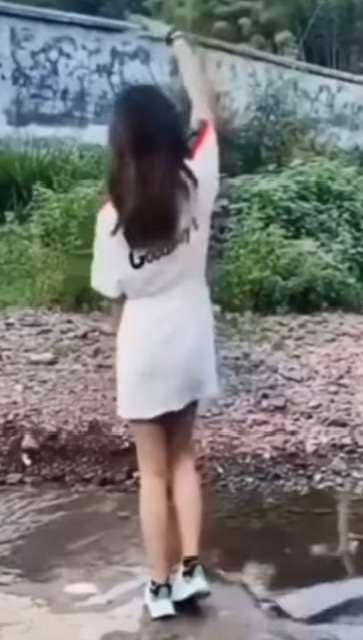 Viral Video: झील के पास वीडियो शूट करने गई लड़की के साथ हुआ अजीब हादसा, देखें वीडियो